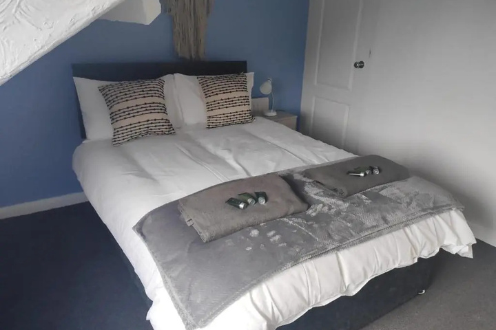 Room 2 of 6