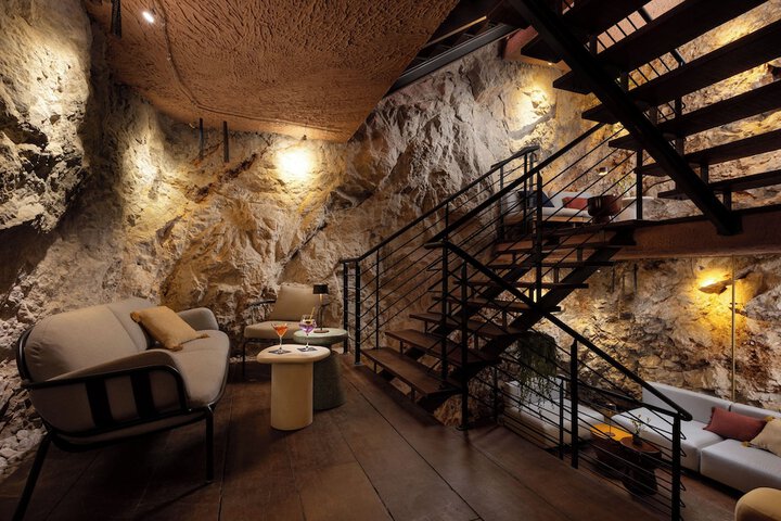 Lounge 86 of 117