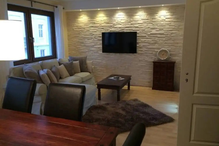 Room 4 of 7