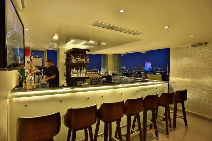 Lounge 14 of 16