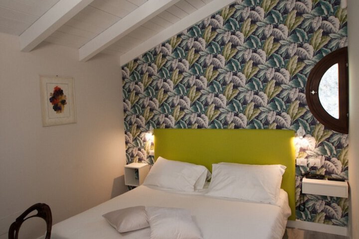 Room 3 of 43