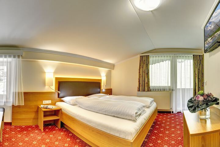 Room 4 of 73