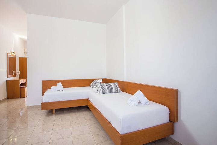 Room 6 of 28