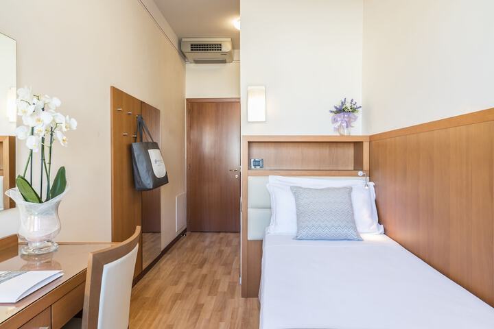 Room 10 of 68