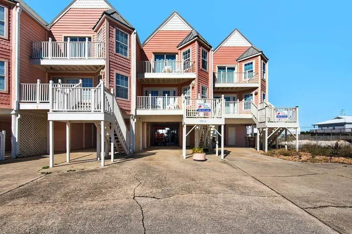 Photo of PELICAN POINT