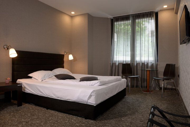 Room 2 of 43