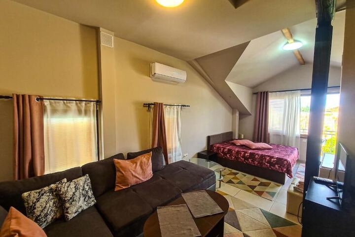 Room 6 of 16