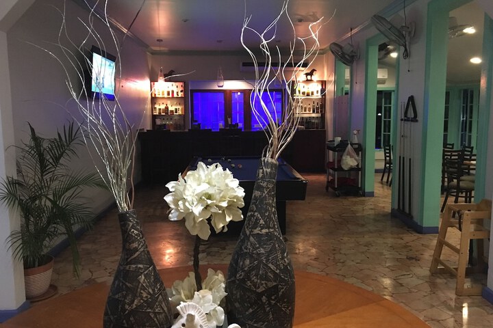 Lounge 23 of 30