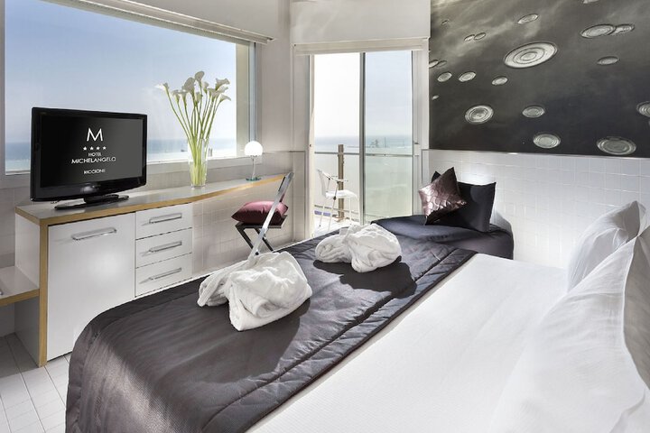 Room 5 of 106