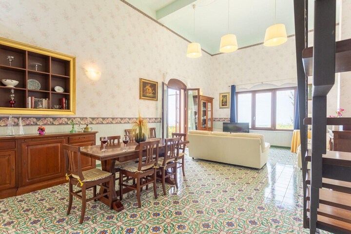 Room 4 of 77