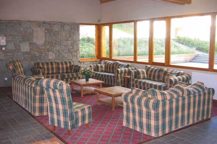 Lounge 20 of 28