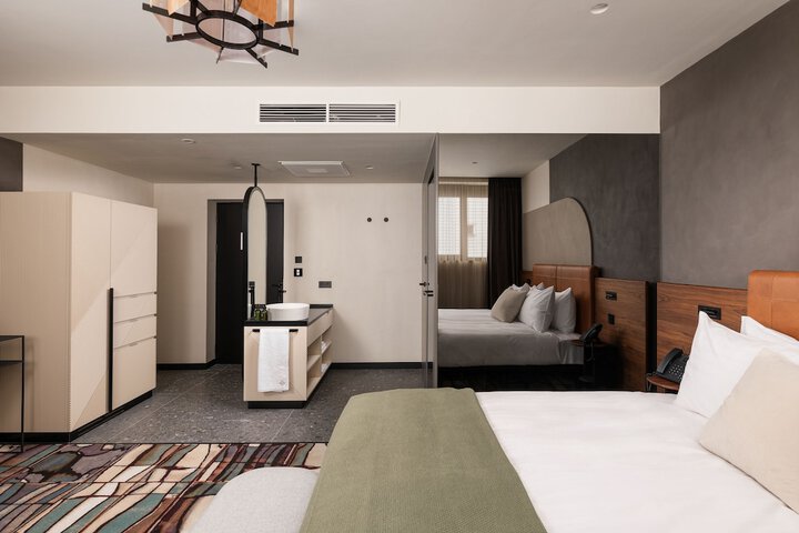 Room 33 of 52