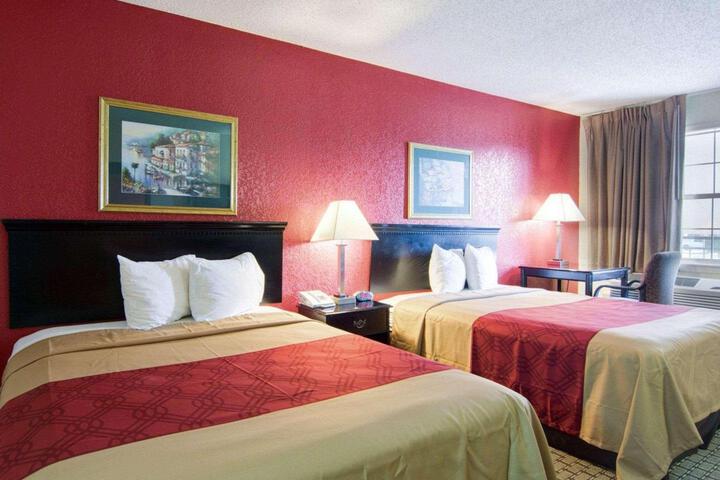 2 Queen Beds (2 of 8)