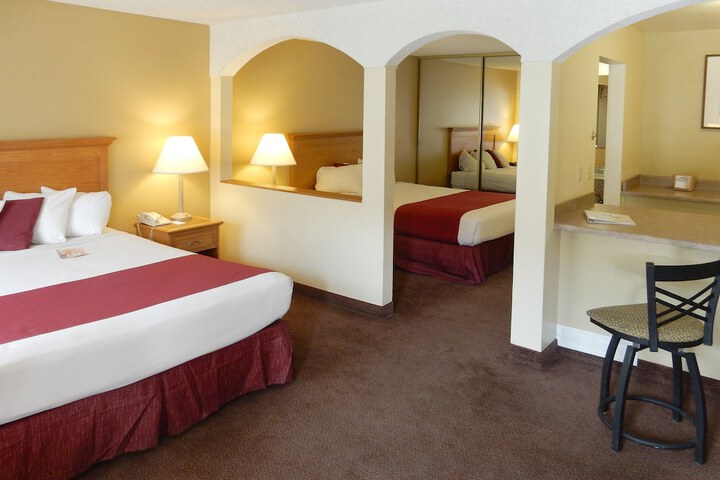 1 Queen Bed (6 of 16)