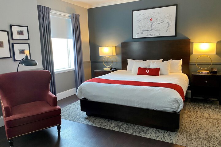 Single Queen Bed (5 of 9)