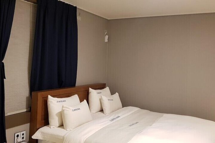 Room 5 of 12