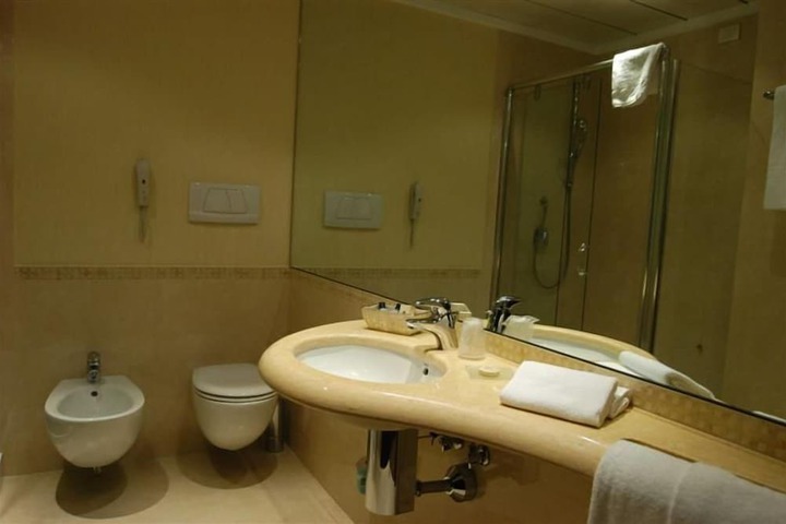 Room 6 of 43