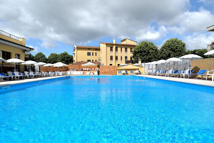 Hotel with Pool