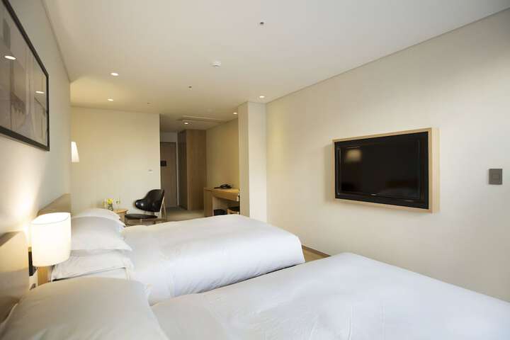 Room 10 of 66