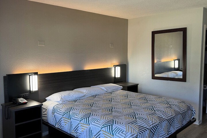Deluxe Room 1 King Bed (5 of 7)