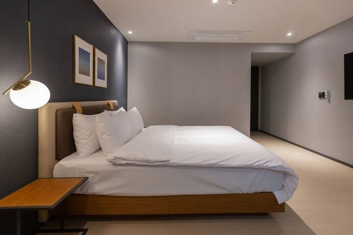 Room 7 of 33