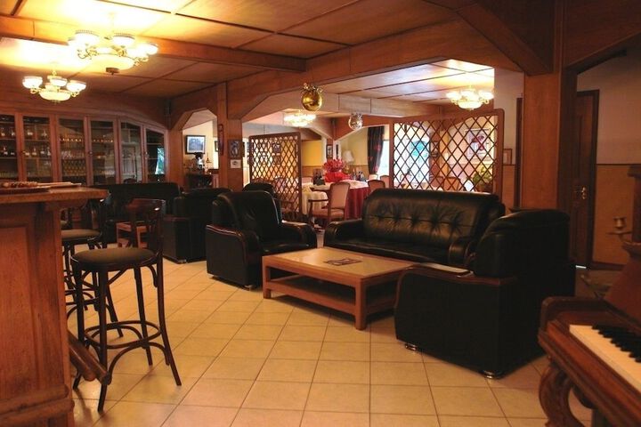 Lounge 24 of 26