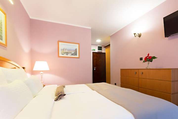 Room 28 of 63