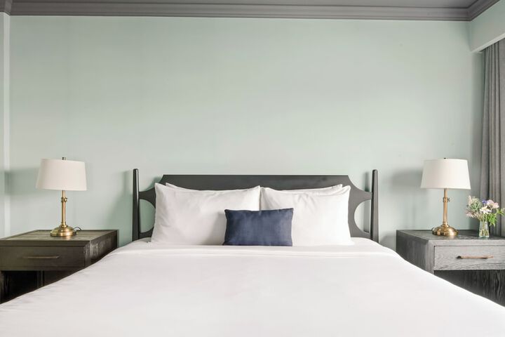 1 King Bed Partial Harbour View Balcony (4 of 42)