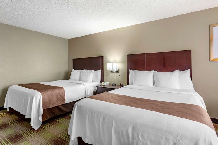 2 Queen Beds (3 of 16)