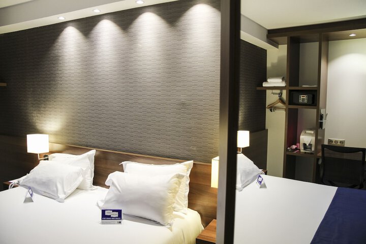 Room 8 of 50