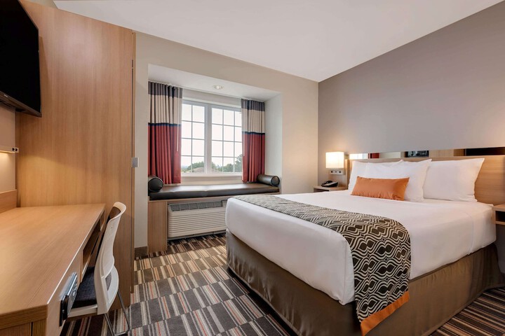 1 Queen Bed (7 of 21)