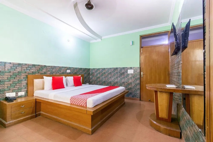 Room 4 of 16