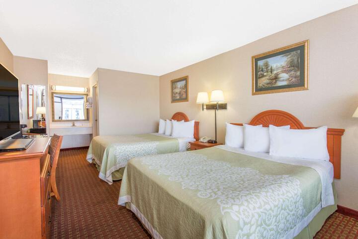 2 Queen Beds (2 of 13)