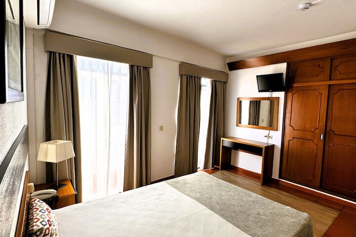Room 13 of 28