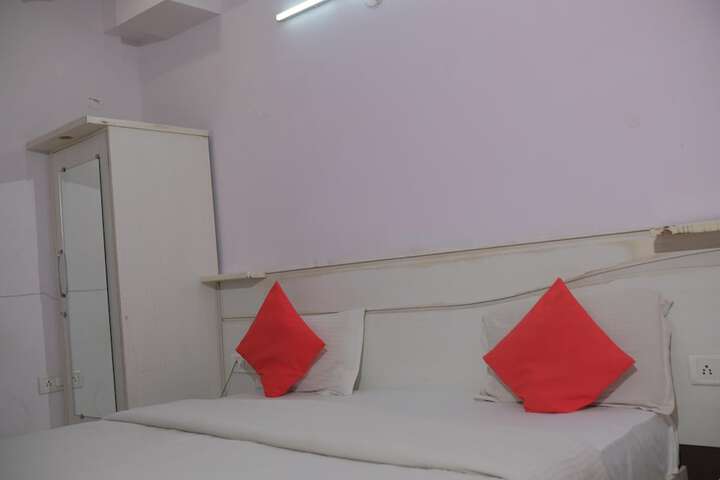 Room 9 of 32