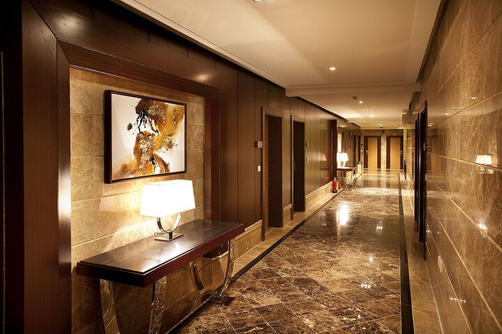 Ballroom/Hall 30 of 33