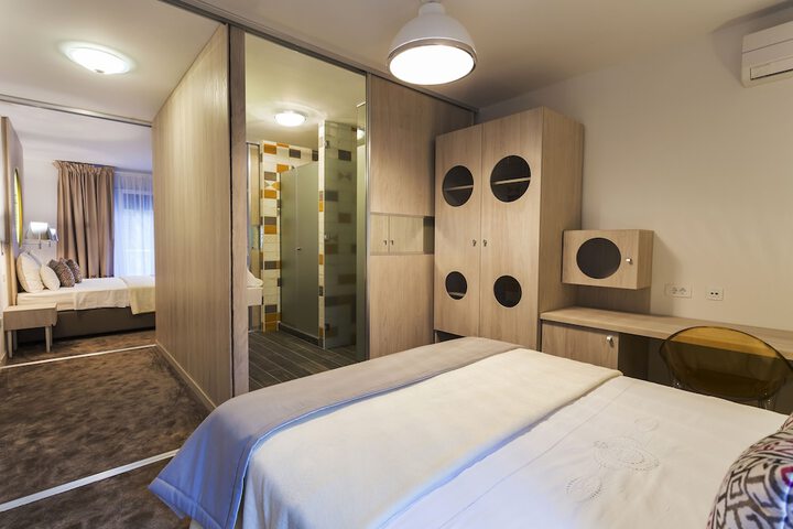Room 19 of 104