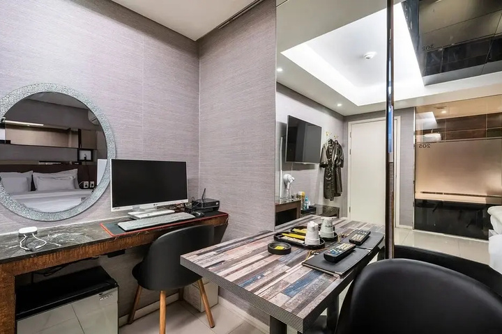 Room 4 of 9