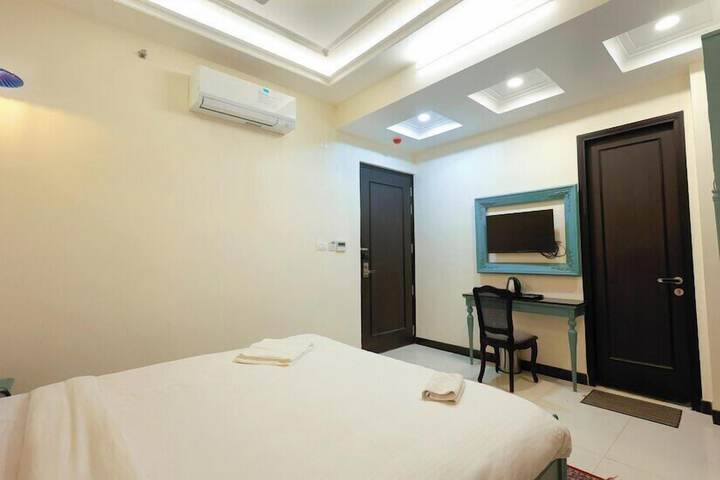 Room 7 of 18