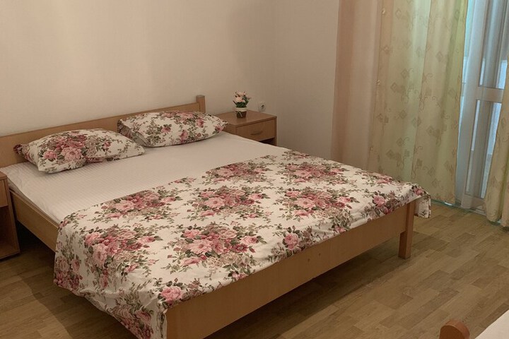 Room 7 of 18