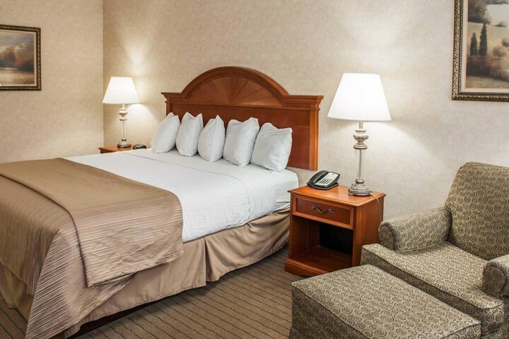 1 King Bed (10 of 10)