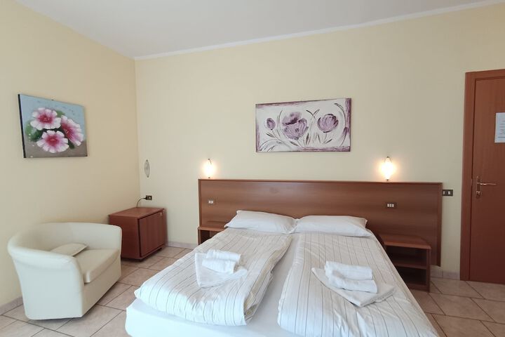 Room 7 of 32