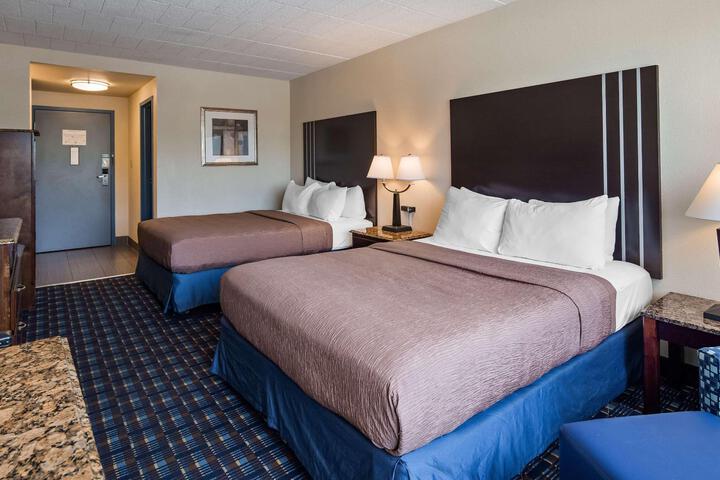 2 Queen Beds (16 of 41)
