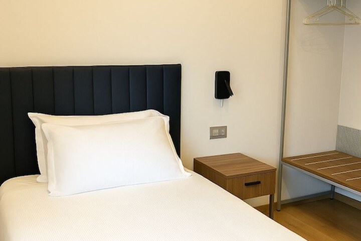 Room 11 of 16