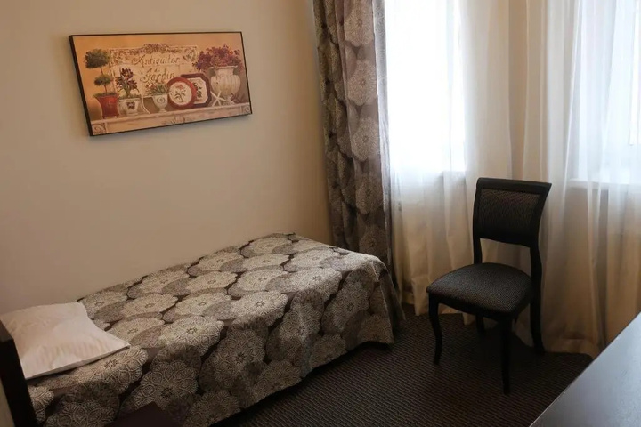 Room 6 of 13