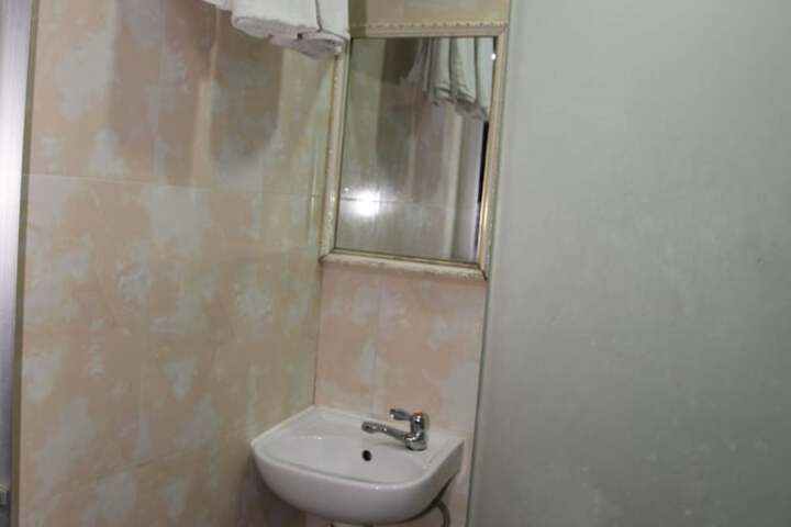 Room 32 of 48
