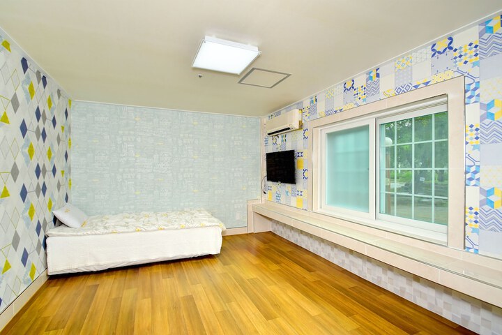 Room 8 of 34