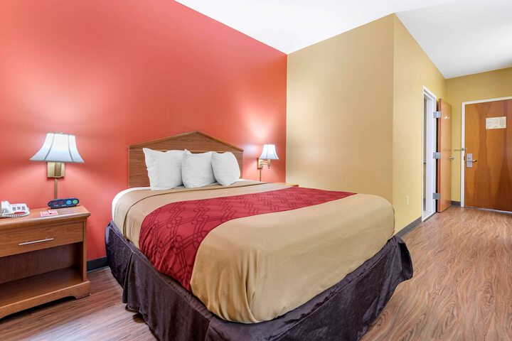 1 Queen Bed Accessible (6 of 10)