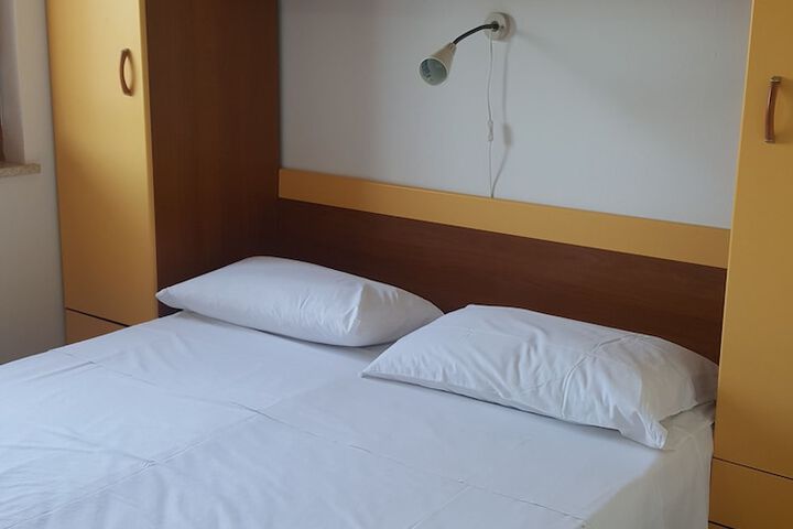 Room 2 of 31
