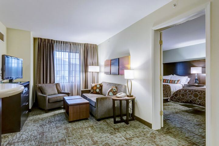 1 Queen 1 Bedroom Suite Comm Mobility Accessible (25 of 39)
